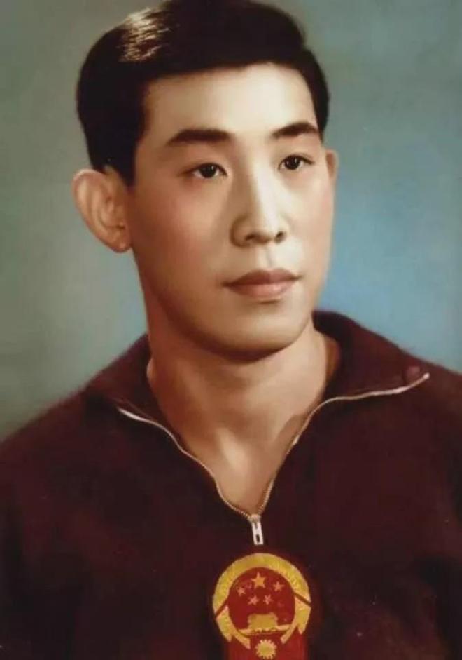 突发讣告！中国足坛名宿因病在家中去世(个人雇佣工人突发疾病死亡)